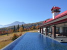 アクアテラス ホテルが建つ妙高山からの湧水を湛えた水盤越しに、信越の山々を望む絶景