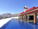 アクアテラス ホテルが建つ妙高山からの湧水を湛えた水盤越しに、信越の山々を望む絶景