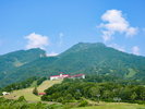 日本百名山に選ばれる妙高山の中腹、標高約1000mに建つ赤倉観光ホテル