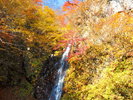 「香澄の滝」 紅葉の見頃は、10月下旬から11月上旬。(ホテルから片道徒歩約20分)