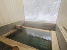 【渓流沿いにある貸切露天風呂(無料)】雪景色を眺めながら肌に優しいあったまりの温泉を満喫