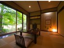 【茶室風和室「あずま」】落ち着きある茶室は、上品な大人の雰囲気。窓からは美しい四季の景色を楽しめる