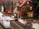 【冬季・クリスマストレイン】毎年、ロビーにはクリスマストレインが飾られます。