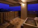 露天風呂付和室(15畳+広縁+露天風呂)の露天風呂,夜景