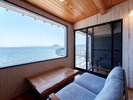 【半露天温泉ロッジ付(ロフト付)一例】窓いっぱいに広がる別府湾を眺めながら、贅沢な時間をのんびりと