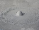 【鬼石坊主地獄】ボコボコ音を立て灰色の熱泥が沸騰する様は坊主頭のよう…当館より車で30分