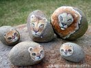 【石ころたちの動物園】石そのままの形を生かし彩色し、動物にした作品達・・・当館から車で15分