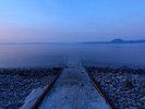 【海へと続く道】別府湾を間近に臨む、夕方の美しいグラデーション