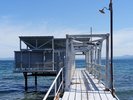 【海へと続く桟橋】目の前に広がる青い空と海に包まれる、爽快な空間