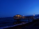 【海へと続く桟橋】夜の海に優しく浮かぶ灯り 幻想的なブルーアワーの桟橋