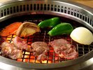 【夕食一例】網の上でジューシーに焼き上げるお肉 香ばしい香りが食欲をそそる