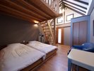 【半露天温泉ロッジ付(ツイン)一例】1階には、心地よい眠りを誘うシングルベッド2台を配置