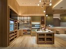 【The SHOP】スナックやお飲み物を24時間お好きな時にお気軽にご利用いただけるセルフサービス式店舗。