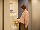 各フロアにウォーターサーバーをご用意しております。専用カップでご利用ください。