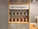 ビールとご一緒にいかがですかー?夜食にカップラーメンの提供を『無料』でしております。