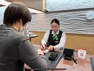 視覚障害の方に代筆を行っています。聴覚障害の方とのコミュニケーションには筆談にて対応しています