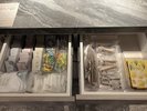 ロビーのアメニティーバーには化粧水、乳液、クレンジング、ボディータオル、かみそりなどがございます