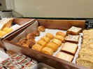 クロワッサン、トースト、米粉パンなど日替わりパンも豊富です