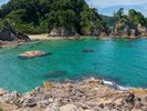 【浦富海岸】白砂青松エリアには3つの海水浴場があり、夏には多くの観光客で賑わいます。