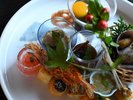 夏の始まりを告げる、岩井屋のご夕食。華やかなお食事をお楽しみくださいませ。