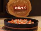 【お楽しみサービス】朝の湯上がりには、無料でお召し上がりいただける乳酸菌飲料をご用意しています。