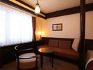 【マウントビューツイン/32u】窓から差し込む大自然の光で心も体もリラックスできます。