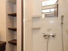【客室設備】コンパクトで使いやすいシャワーブースを完備。※部屋タイプによる。