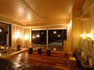 【大浴場/内湯】木の質感が落ち着く夜の大浴場。