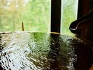 【大浴場/内湯】気品のある香りにつつまれる、かけ流しの天然温泉をお愉しみください。