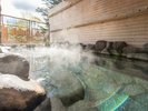 【大浴場/露天風呂】大雪山の岩肌のように、野趣あふれる岩風呂。