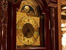 【1階/ロビー】山小屋風の設えに合うアンティーク調の時計。