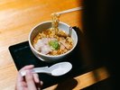 【お楽しみサービス】共立ホテルズお馴染みの夜鳴きそば。旭川しょうゆラーメンをホテルで。