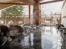 【大浴場/露天風呂】白銀の世界を眺めながら、「旭岳温泉」の湯を心ゆくまでご堪能ください