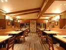 【別棟1階/和食レストラン-ヌプリ-】木と石を使った山小屋風の空間で、素朴ながらも落ち着くひとときを。