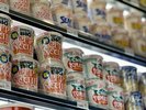 【1階/コンビニエンスストア】お夜食の定番、カップラーメンも種類豊富にご用意。