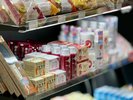 【1階/コンビニエンスストア】食品以外にも乳液など各種アメニティも販売。