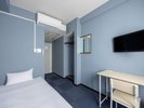 バス無シングルルーム室内。入浴は共用シャワーブース(男女別)をご利用ください。