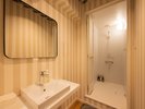 女性用共用シャワーブース。専用のカギをお渡ししますので安心してご使用いただけます。