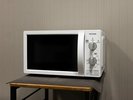 5階を除く各階エレベーター前に電子レンジを設置しております。