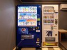 ソフトドリンクとお酒の自販機を館内に設置しています♪