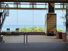 エントランスホールから見たロビーの雰囲気