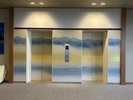 メインエレベーターよく見ると立山連峰が描かれています