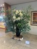 エントランスホールの生け花季節の花が生けてあります