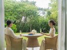 プレミアガーデン(76〜83u/タワー棟1階) 広々としたテラスと豊かな緑に囲まれたガーデンルーム