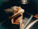 【夕食一例】削り縦鰹節。削りたてが一番の鰹節をご提供