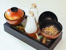 【夕食一例】燻蕎麦。燻製の香りが漂う鮮やかな味わいの蕎麦をご堪能ください。