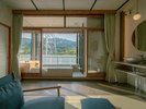 【高台の部屋】光が降り注ぐ客室は、居心地良く落ち着いた空間を演出します。