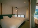 【高台の部屋】最高級の眠りを約束するシモンズ社製のベッドで、 ゆっくりお寛ぎください。