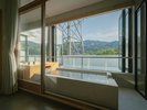 【高台の部屋】四季折々の景色を客室温泉露天風呂からお愉しみいただけます。