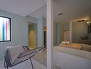 【貸切サウナ】楕円の水風呂に体を任せると、朝の目覚めにも似た解放感が待っています